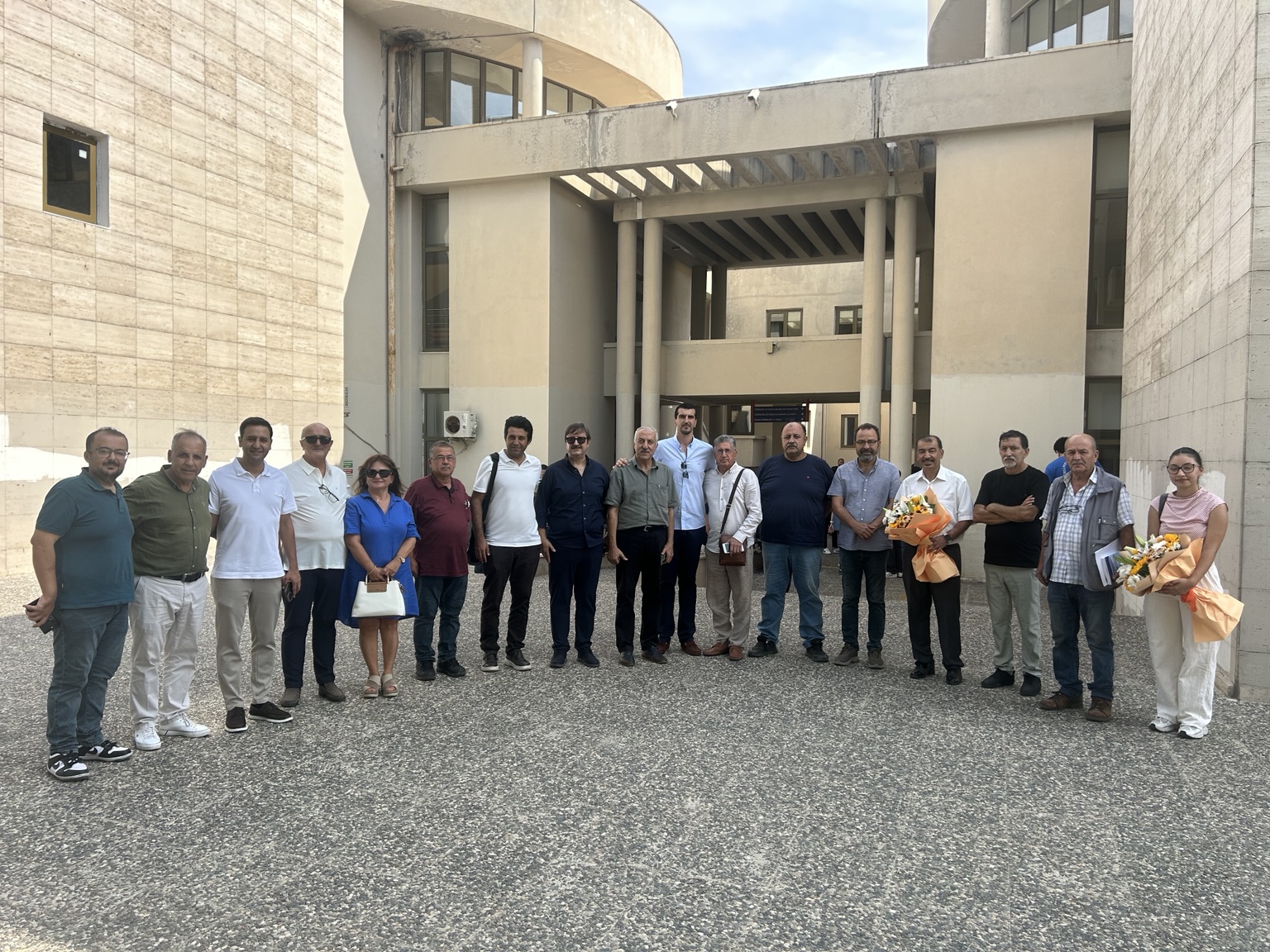 Birlikte EMO Platformu Mersin Üniversitesi ziyaretinin kampüs grup fotoğrafı
